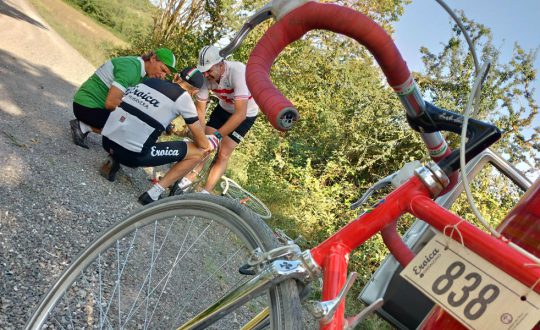 Nord e Sud Italia unite, questo l'obiettivo del viaggio in solitaria di Andrea Sartori con #VersoSud. In questa immagine: bicicletta da corsa Eroica e ciclisti. ripresi durante la tappa in Val D'Orcia